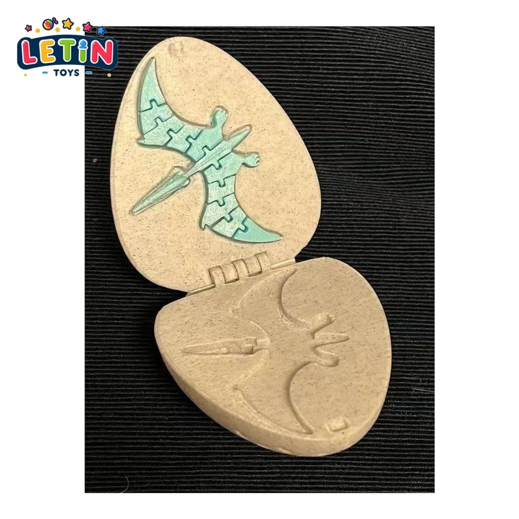 Snap-Together Pterosaur with Surprise Egg